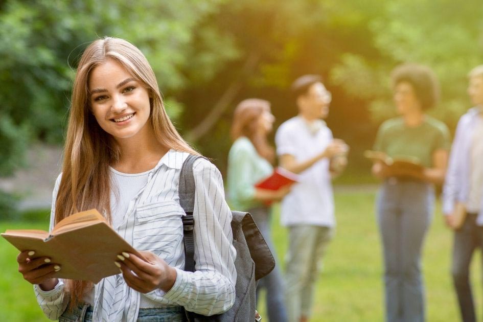 communications degree student