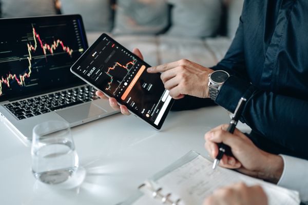 data analytics degree students analytics on tablets